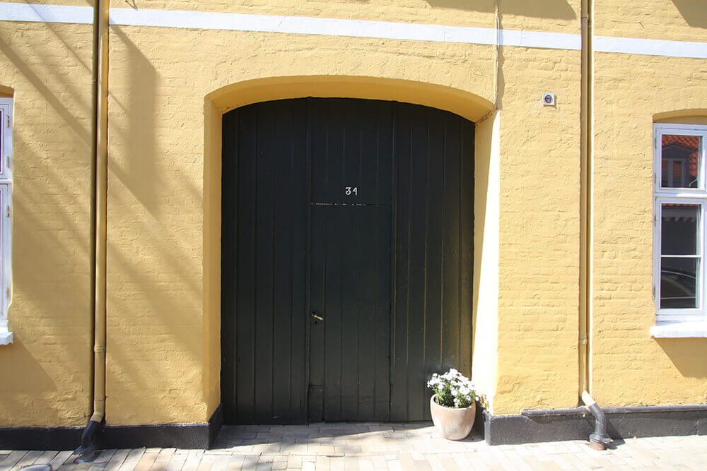 Porten ved indgangen til Humlebo Gruppens ejendom Skattergade 34 i Svendborg